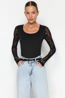 Trendyol černé body s krajkovými rukávy a čtvercovým výstřihem