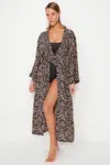 Trendyol Podvodné vzorované pásové maxi tkané kimono a kaftan