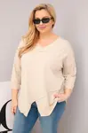 Plus size blúzka s V-výstrihom a asymetrickým lemom