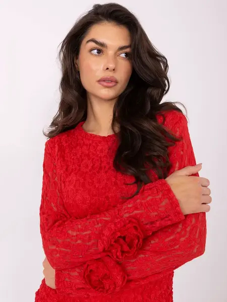 Červené krajkové šaty s dlouhým rukávem