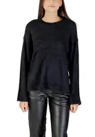 Černý svetr s dlouhými rukávy