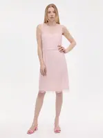 Svetloružové čipkované puzdrové šaty