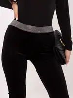 Černé kalhoty se třpytivým pasem