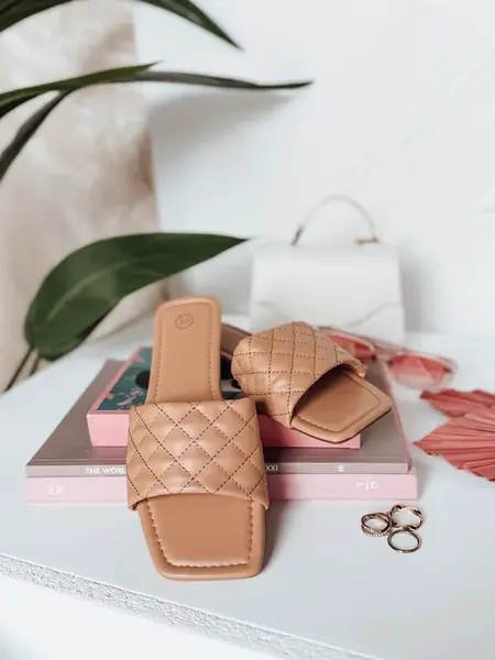 Klapki damskie SATELIVA beżowe Dstreet