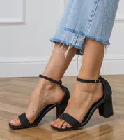Gemre Black sandals with a strap and square toe on a block heel Ronas