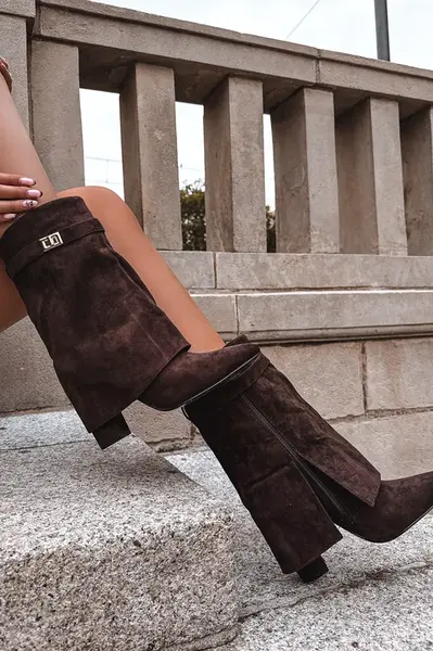 Boto Zateplené dámské kozačky na podpatku s ozdobným páskem čokoládové Luvielle