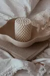 Ozdobná sviečka Temida Cube Bubble 200 g béžová farba