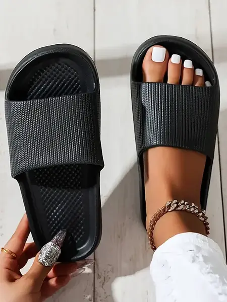 Dámske čierne gumové šľapky MISSWALK