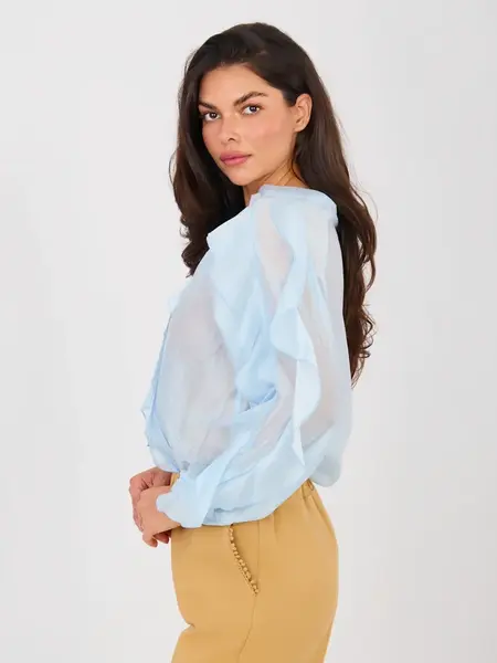 Světle modrá halenka s volány