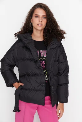 Trendyol Černý oversized nadýchaný kabát s kapucí s podpáskem