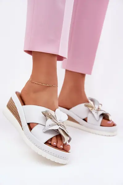 Kožené Dámské Klapky Na Klínu S Ozdobným Květem Artiker 52C0537 Bílé