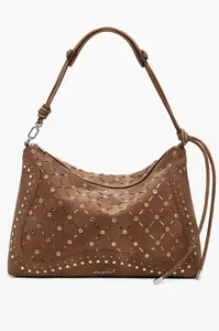 Hnědá kabelka s ozdobnými detaily