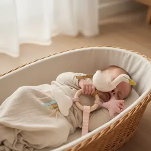 MOULIN ROTY Chrastítko s dřevěným kroužkem Swan