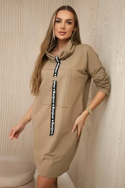 Šaty s velbloudí kravatou