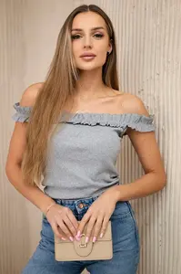 Šedá halenka s volánky nad ramena