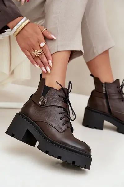 Kožené dámské kotníkové boty na klínku s ozdobnou páskou zateplené Zazoo