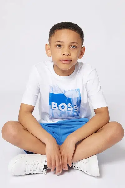 Dětské bavlněné tričko BOSS bílá barva, s potiskem, J52044