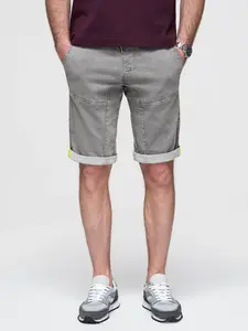 Ombre Men's denim short shorts with decorative stitching - light grey
