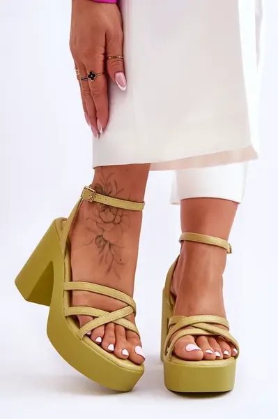 Boto Módne sandále na päte s Shemira limetkovými pruhmi