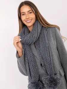 Šedá šála s bambulkami