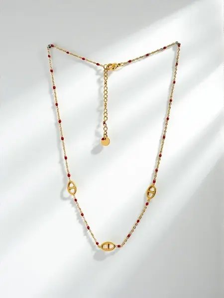 Zlatý náhrdelník Perla Aurelia s červenými korálkami
