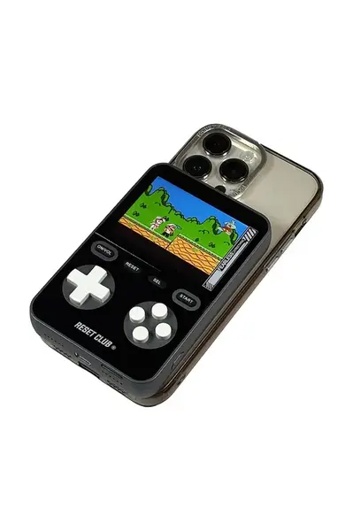 Powerbanka s integrovanou hernou konzolou Reset Club Powerbank Gaming 7,5 × 2 × 11,5 cm