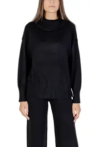 Černý rolákový svetr