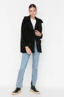 Trendyol černý oversized plyšový kabát se širokým střihem a semišovými detaily a knoflíky