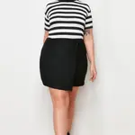 Trendyol Curve Černá Rovná Krátká Sukně Finike Tkaná Sukně Plus Size