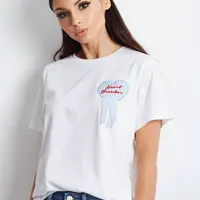 T-shirt decorated with a heart appliqué white
