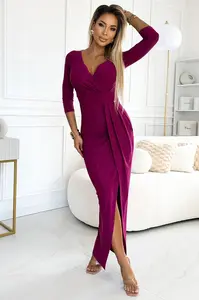 Dlouhé lesklé šaty s výstřihem a rozparkem na nohavicích Numoco