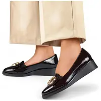 primohurt Elegantné čierne lakované topánky so zdobením na nízkom kline