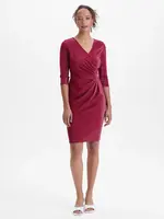 Bordové pouzdrové šaty s V-výstřihem