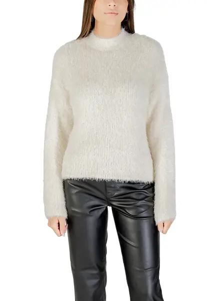 Bílý svetr s kulatým výstřihem