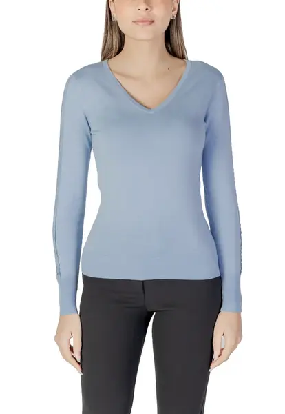 Světle modrý svetr s výstřihem do V