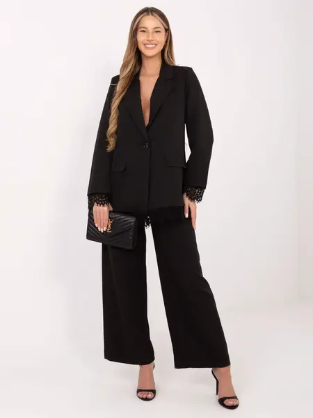 Čierne sako s čipkovanými detailmi