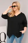 Plus size blúzka s V-výstrihom a asymetrickým lemom