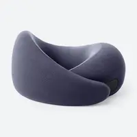 Polštář pod krk Ostrichpillow Go Night Walk modrá barva