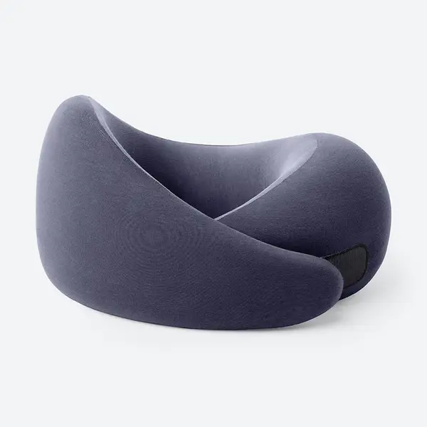 Polštář pod krk Ostrichpillow Go Night Walk modrá barva