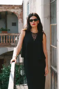 Elegantní dámské šaty s krajkovým detailem