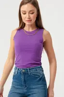 Fialový dámský top s řetízkovým náhrdelníkem