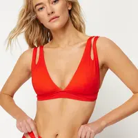 Trendyol červený trojúhelníkový bikini top s výřezem/okénkem
