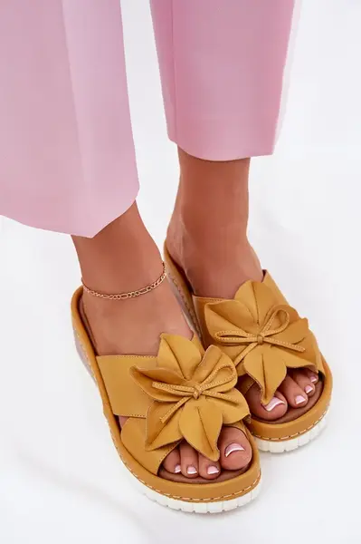 Kožené dámské sandály na klínovém podpatku s ozdobným květem Artiker