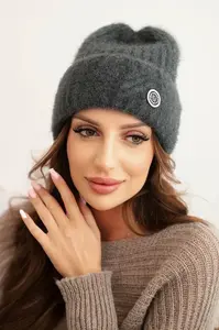 Kesi Dámská zimní čepice z huňaté pleteniny a s elegantním knoflíkem grafitová