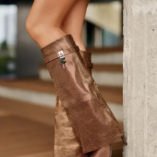 marka niezdefiniowana Ozdobené nazouvací kozačky na jehlovém podpatku s ohrnutým svrškem hnědé Enathlin