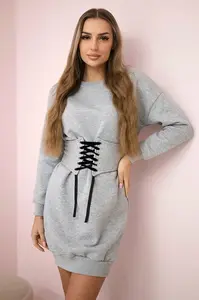 Zateplené šaty s ozdobným páskem šedé barvy