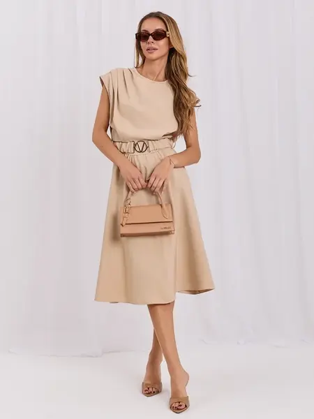 Elegancia béžových košeľových šiat