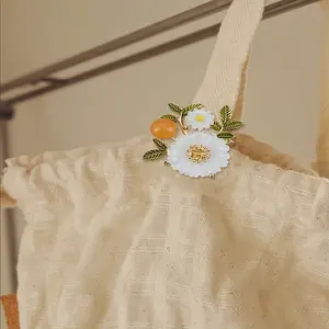 1Pc Daisy & Leaf Resin Pins