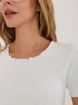 Bílá krátká halenka s postrhanými okraji