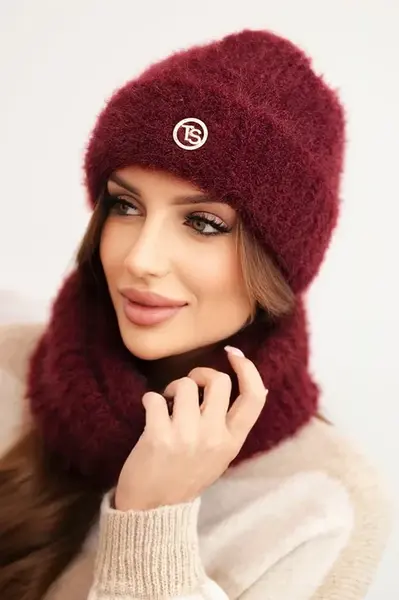 Kesi Dámská souprava čepice a šály zimní nadýchaná s ozdobným emblémem bordó